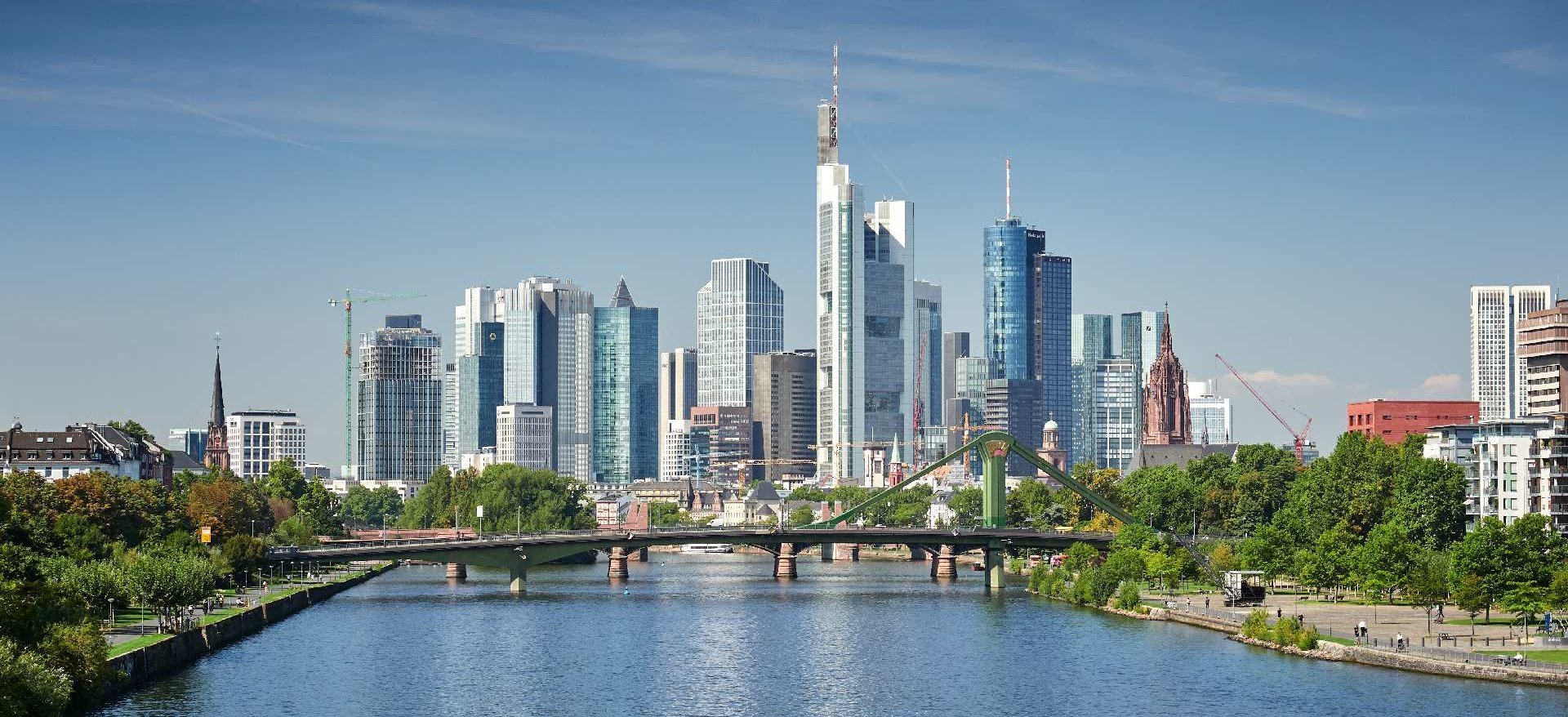 Skyline von Frankfurt am Main als Symbolbild für die Sustainable Finance Disclosure Regulation (SFDR).