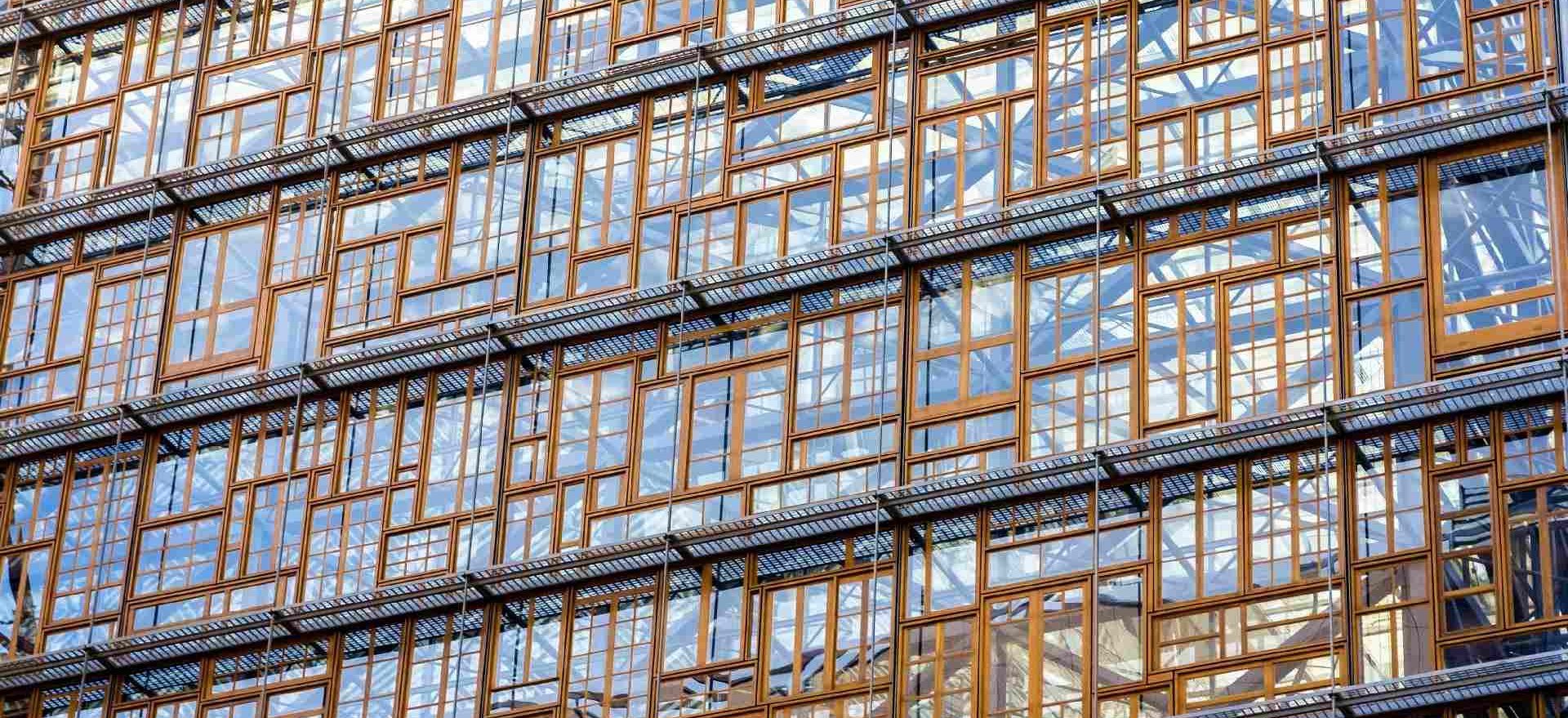 Glasfassade des Gebäudes der europäischen Kommission in Brüssel als Symbolbild für den Green Deal der EU.
