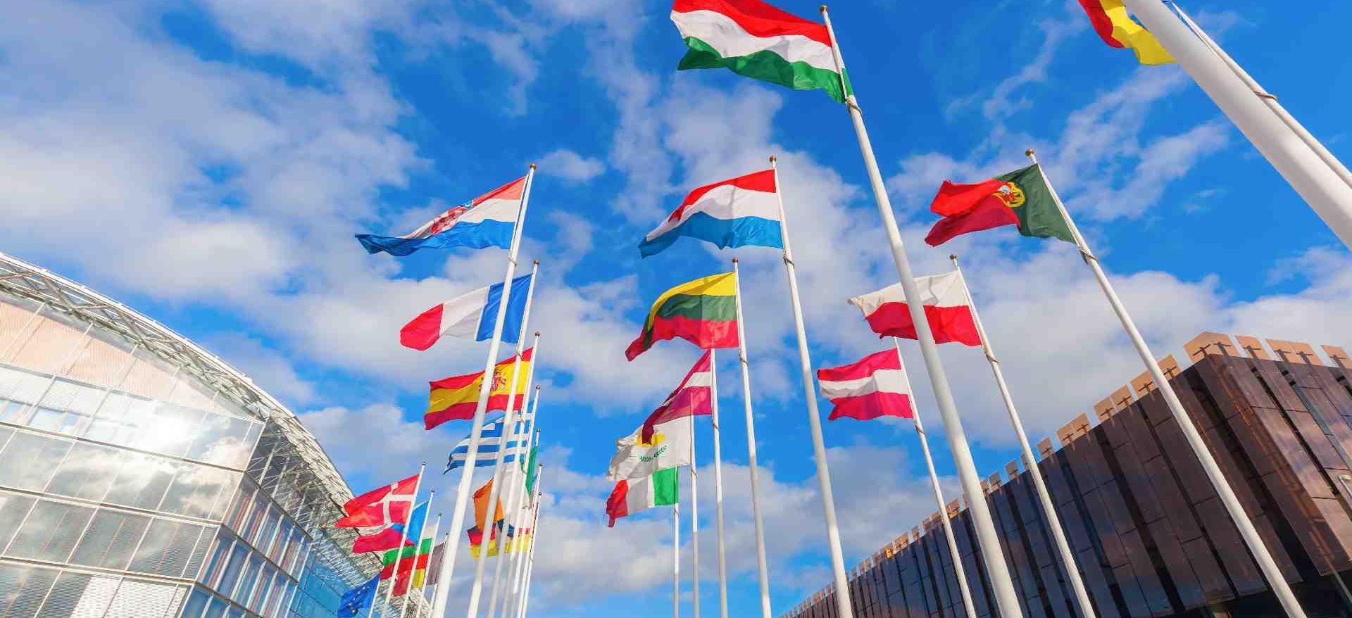 Fahnenmasten mit den Flaggen unterschiedlicher europäischer Staaten als Symbolbild für die EU-Taxonomie.